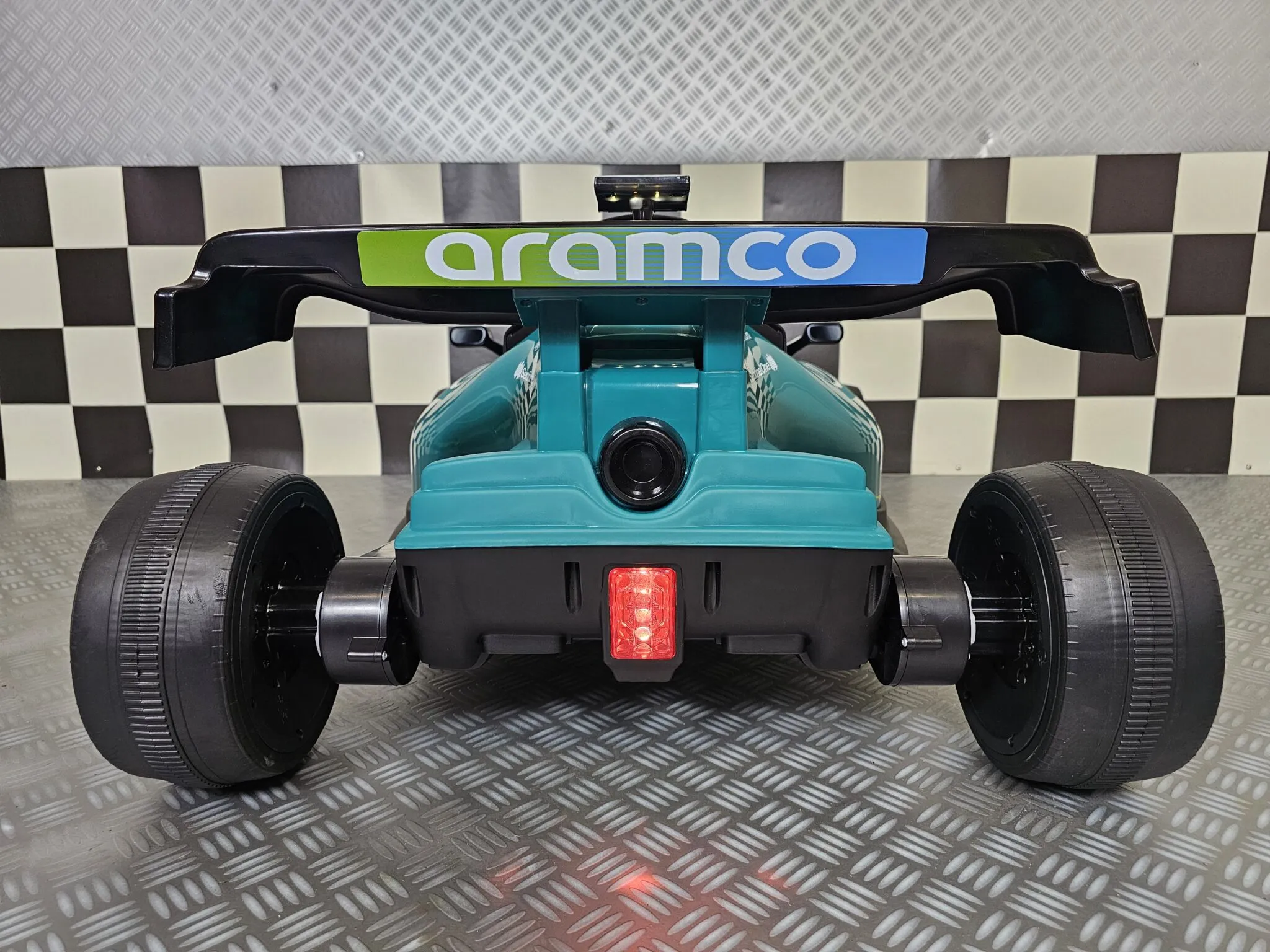 Elektrokinderfahrzeug Aston Martin, Formel 1 Elektro Kinderrennauto mit Allrad, 130 Watt