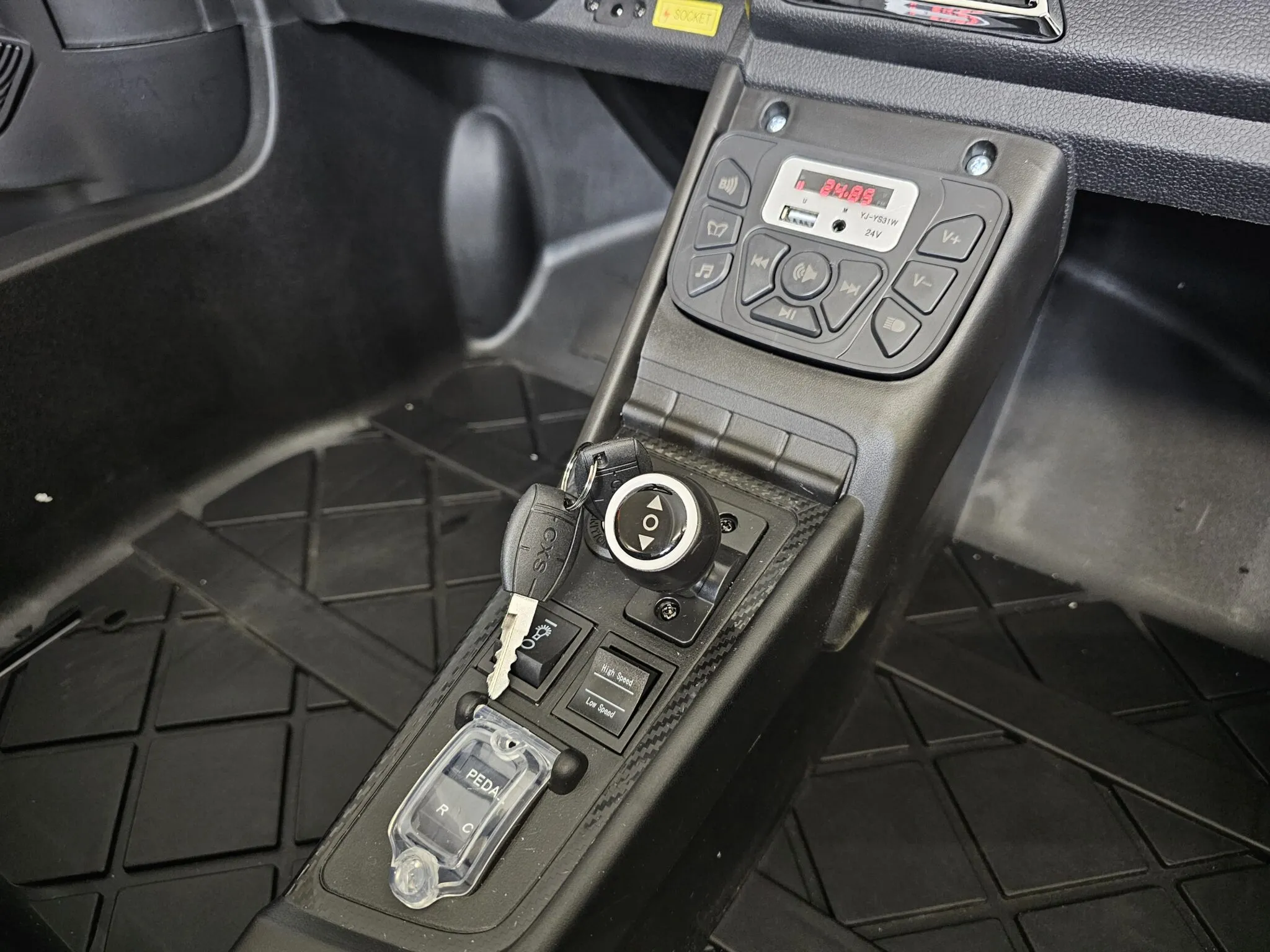 XXL Elektro Kinderfahrzeug Audi R8 Spyder, 2-Sitzer Elektro Kinderauto mit 400 Watt, Elektrofahrzeug für Kinder