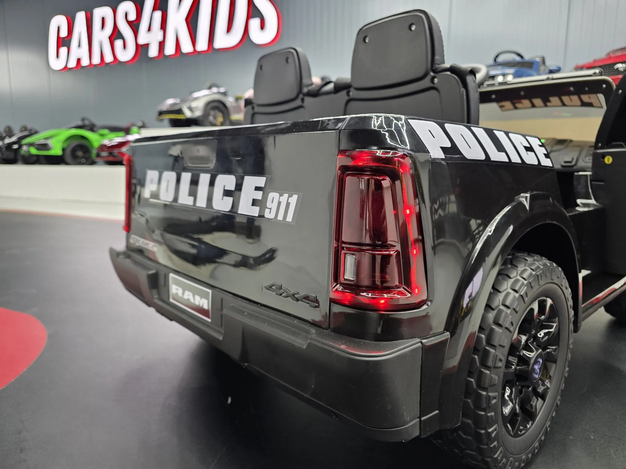 Kinder Elektrofahrzeug Dodge RAM Polizei 911, Polizei-Kinderauto 2 Sitzer mit 2x45 Watt