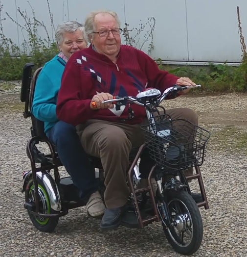 faltbares 3 Rad Seniorenmobil für Zwei, Doppelsitzer Reisemobil, Zweisitzer Mobilitätshilfe, DUO Dreirad-Scooter bis 25 km/h
