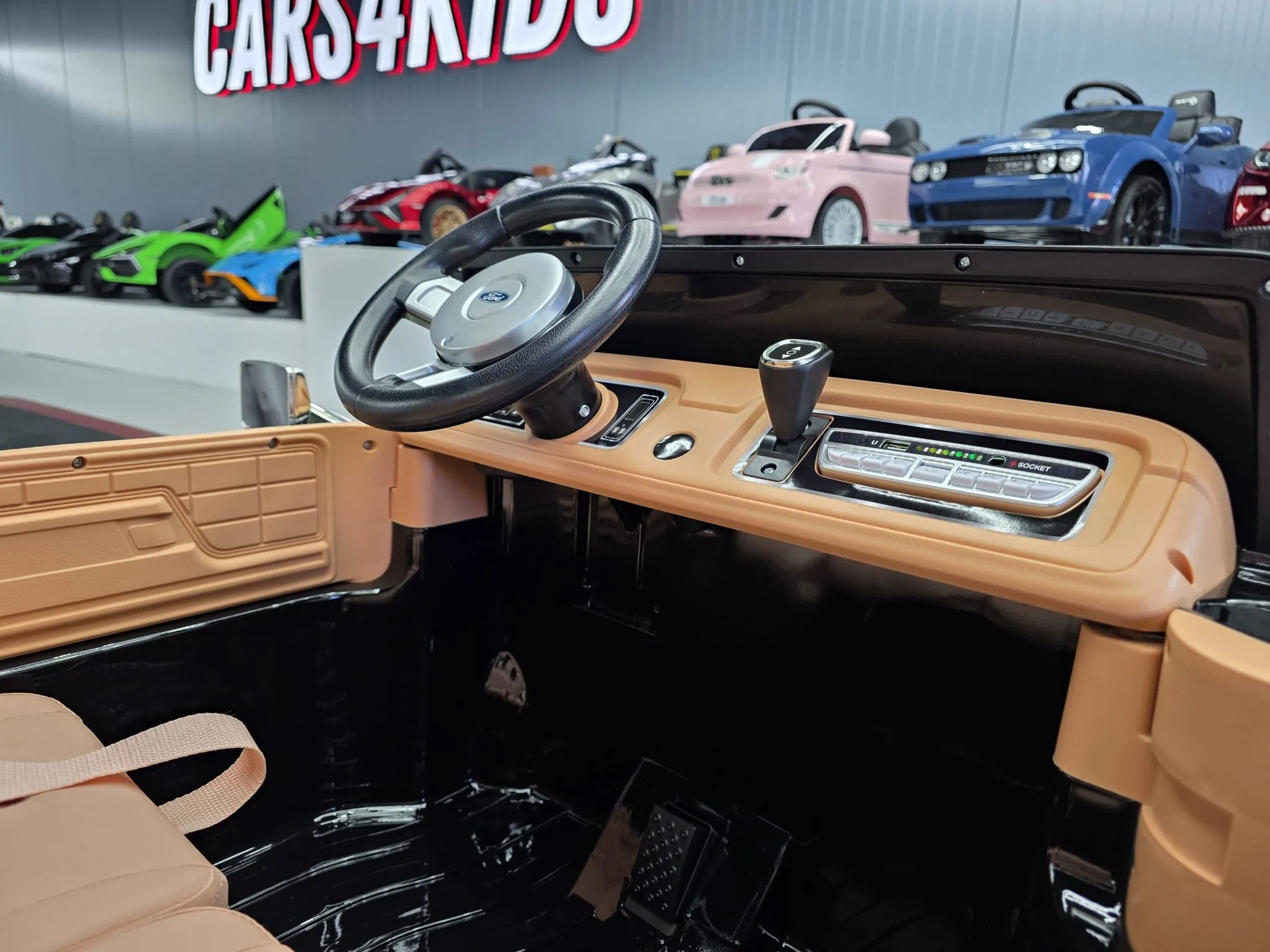 Kinder Elektrofahrzeug Oldtimer Ford F-150 als Zweisitzer und 4 x 80 Watt Allrad, Kinderrauto