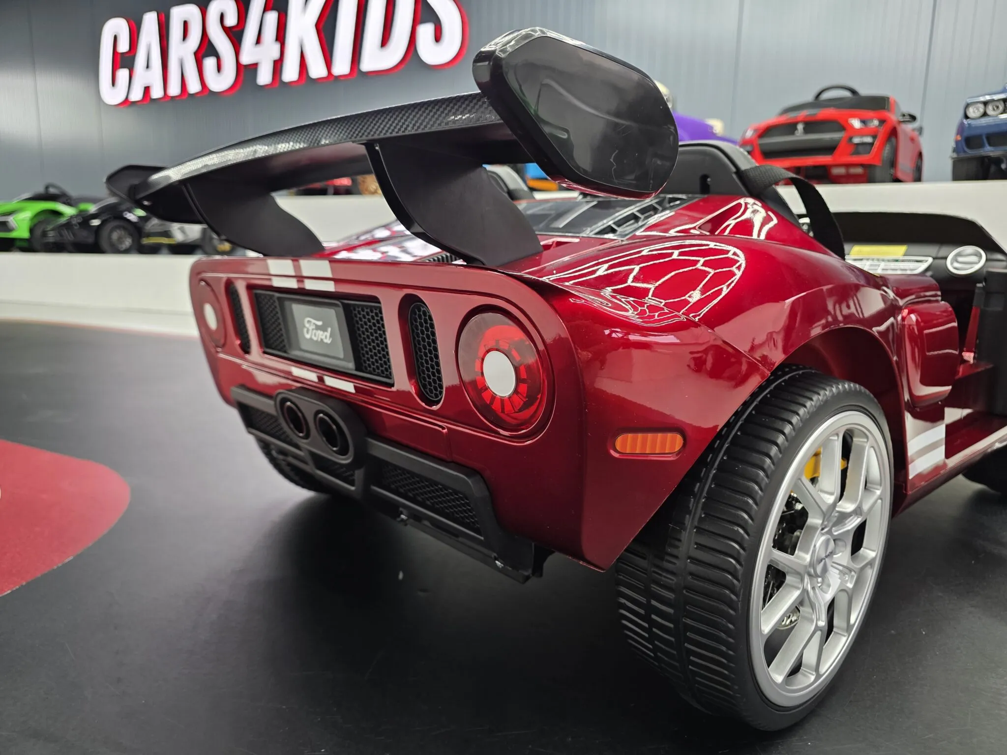 Elektro Kinderfahrzeug Ford GT 2-Sitzer - Kinderauto mit 4x80 Watt und bis zu 8 km/h