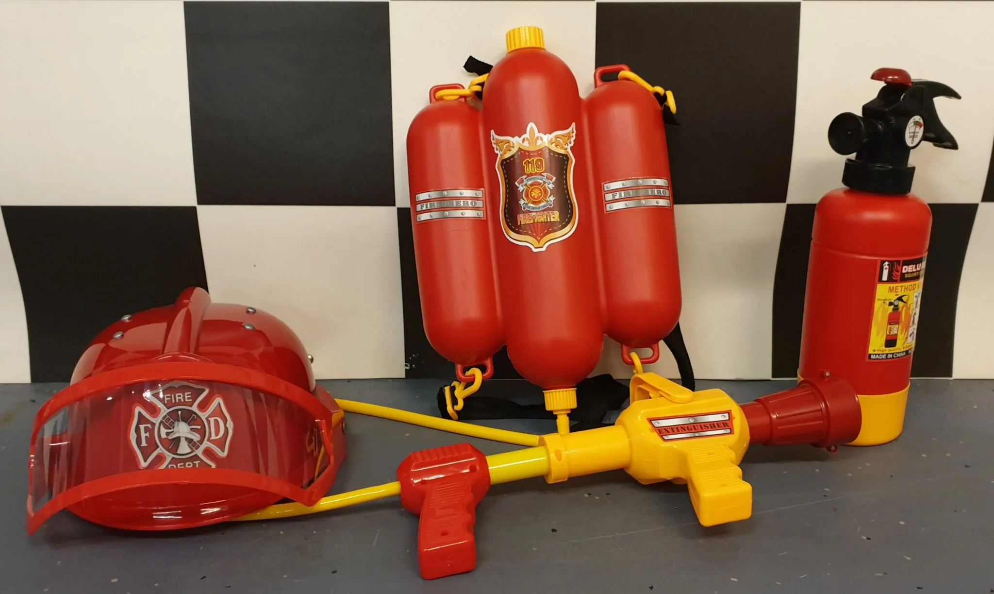 Elektro Kinderauto Feuerwehr - Feuerwehrauto mit Helm, Wasserspritze und Tank