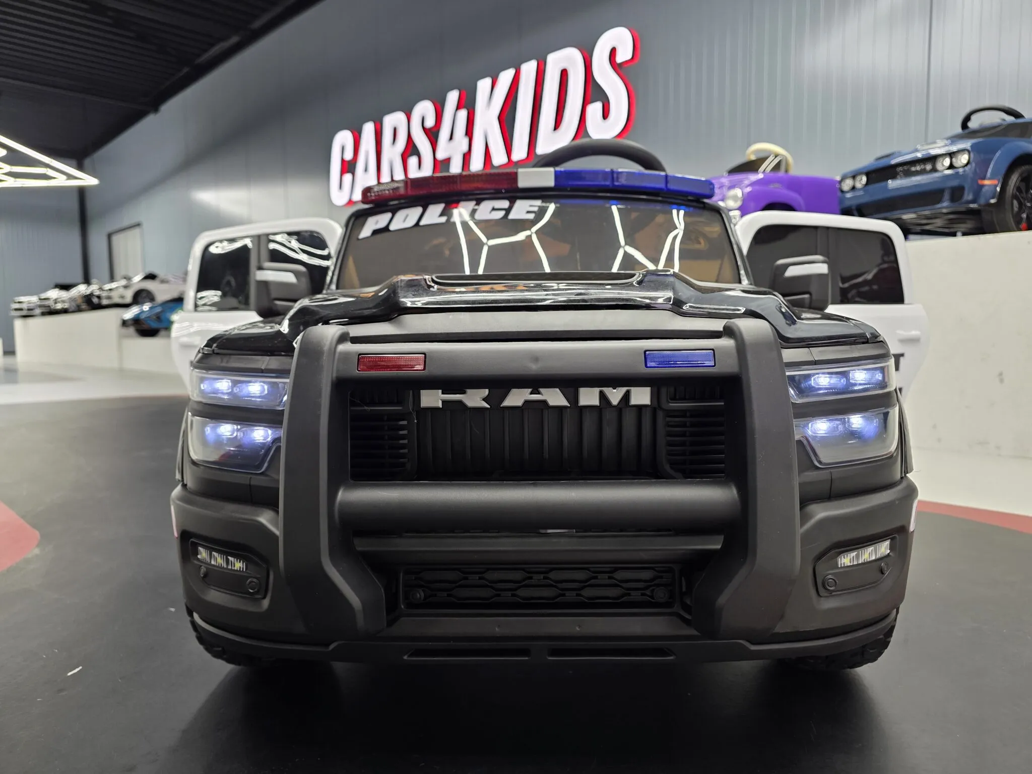 Kinder Elektrofahrzeug Dodge RAM Polizei 911, Polizei-Kinderauto 2 Sitzer mit 2x45 Watt
