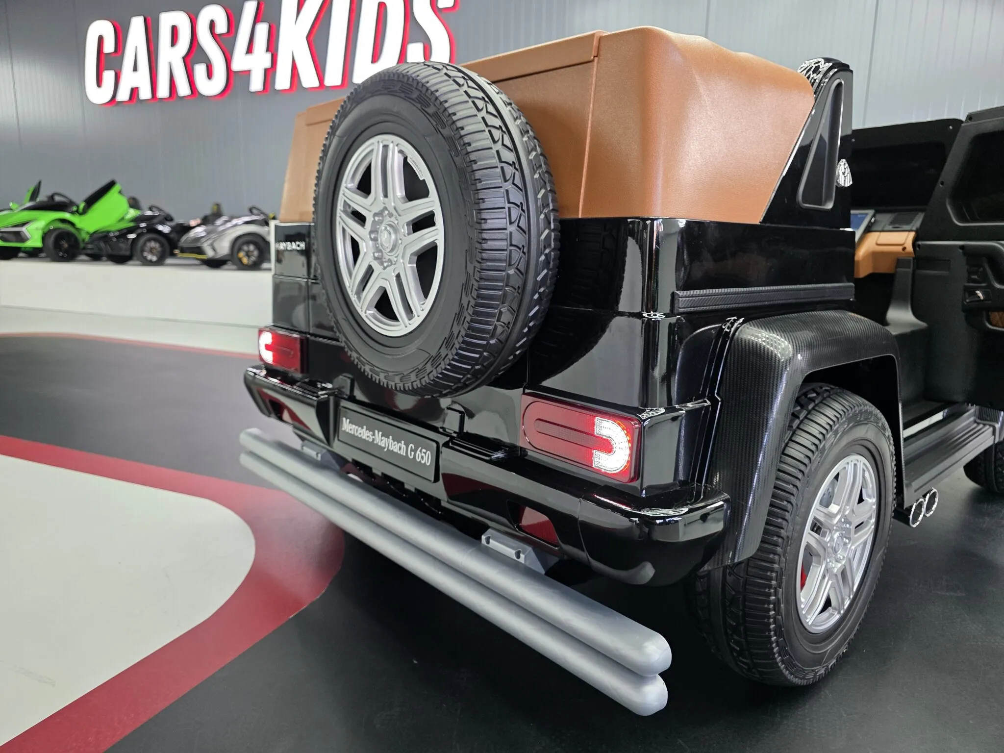 Kinderfahrzeug elektrisch Mercedes Maybach XXL mit MP4, 4 Motoren bis zu 10 km/h, Elektrokinderauto