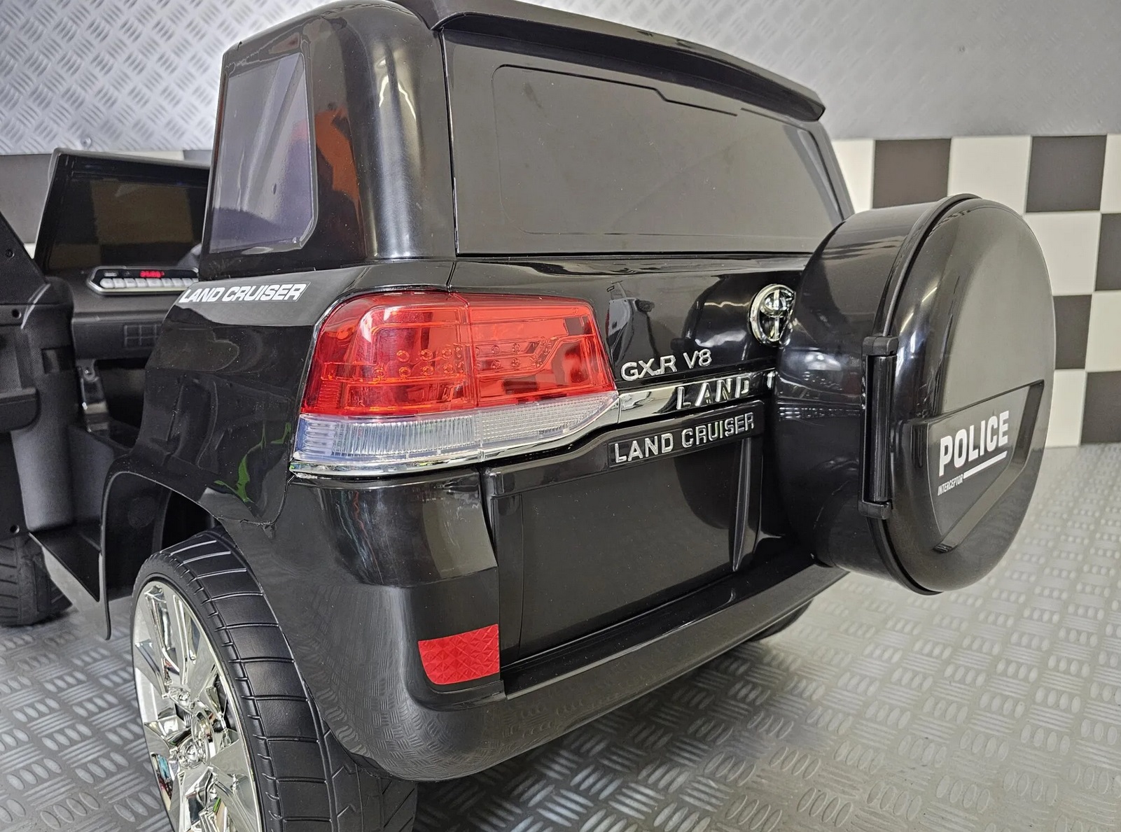 Elektrisches Kinderfahrzeug Toyota Land Cruiser Polizei 24Volt, 130 Watt Allrad, Polizeiauto für Kinder