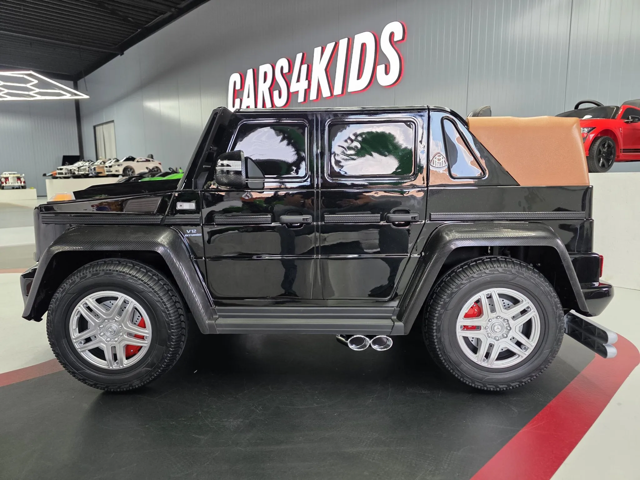 Kinderfahrzeug elektrisch Mercedes Maybach XXL mit MP4, 4 Motoren bis zu 10 km/h, Elektrokinderauto