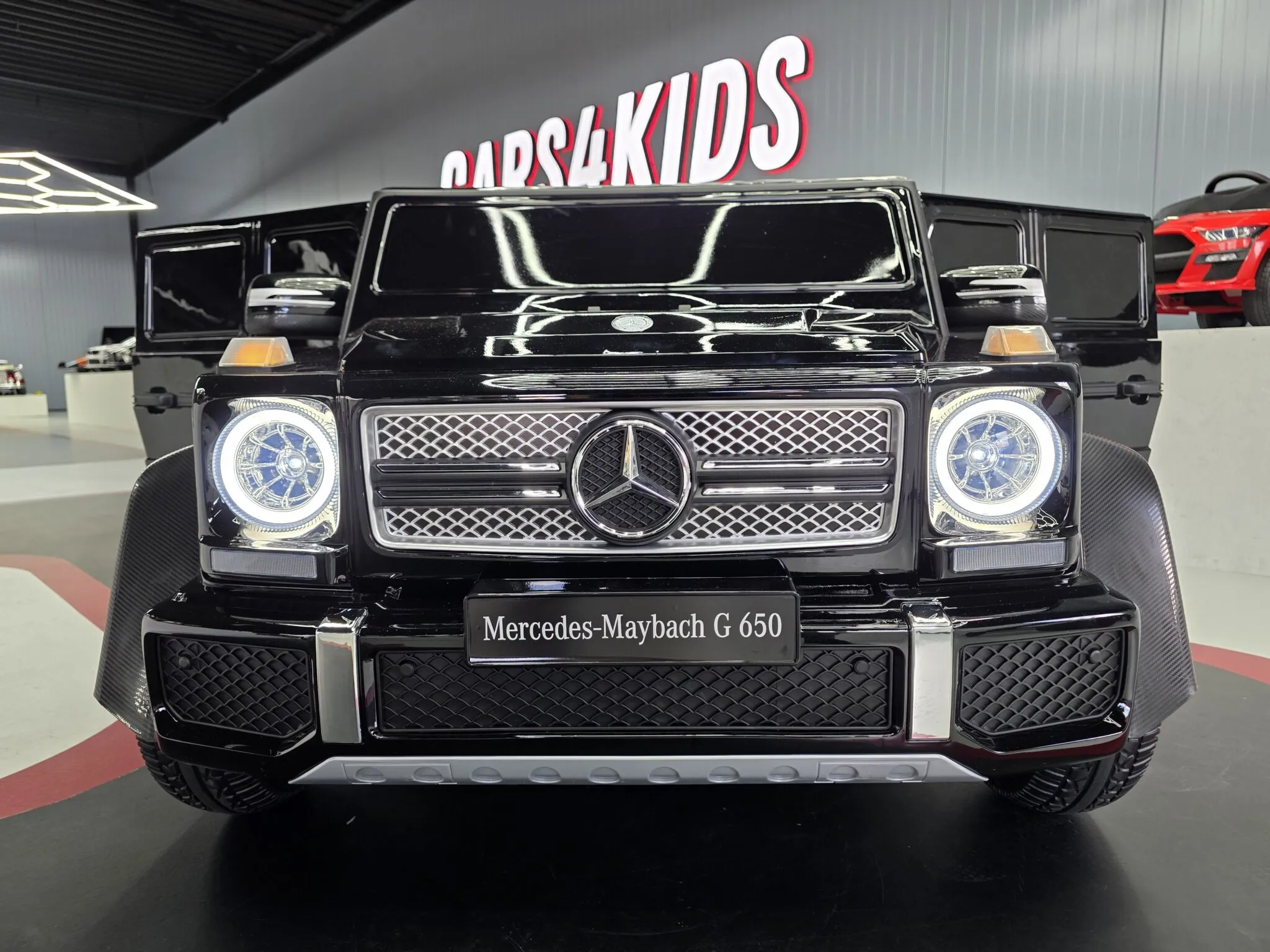 Kinderfahrzeug elektrisch Mercedes Maybach XXL mit MP4, 4 Motoren bis zu 10 km/h, Elektrokinderauto