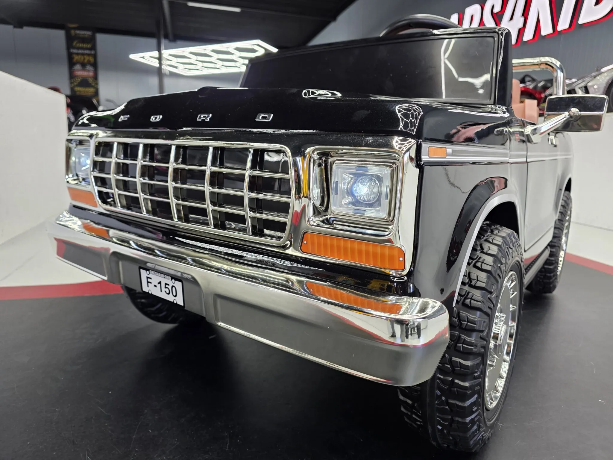 Kinder Elektrofahrzeug Oldtimer Ford F-150 als Zweisitzer und 4 x 80 Watt Allrad, Kinderrauto