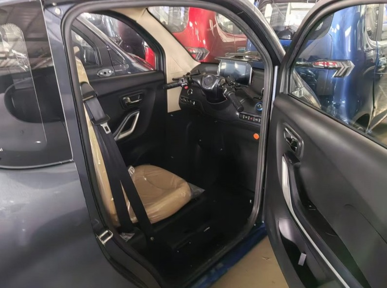 Kabinenroller Elektroauto FUTURA TWO, E-Auto für Senioren 45 km/h mit Lenkrad oder Lenker, entnehmbarer Lithium-Akku