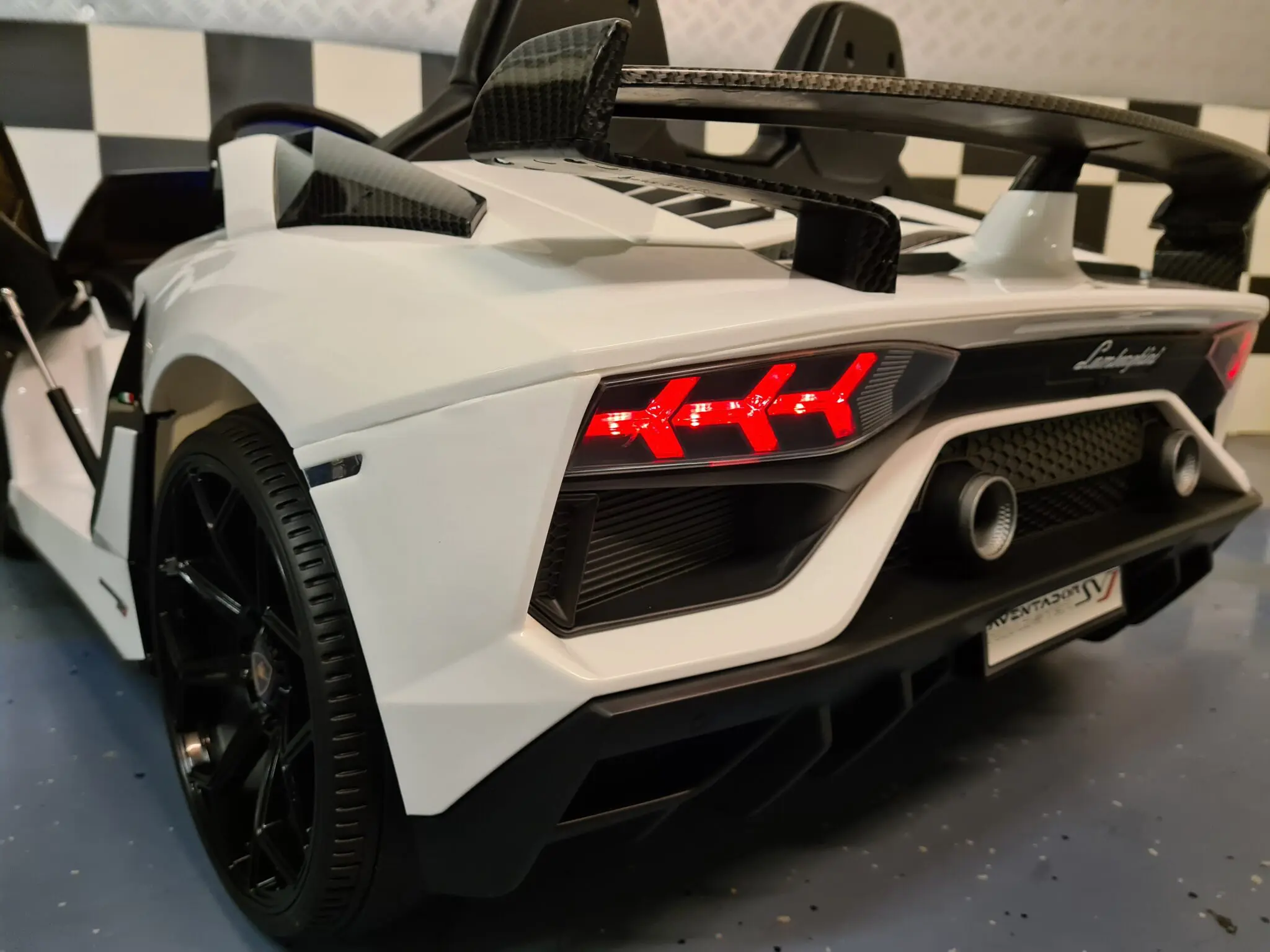 Kinderelektroauto Lamborghini Aventador, 2-Sitzer mit Driftfunktion 2x200 Watt