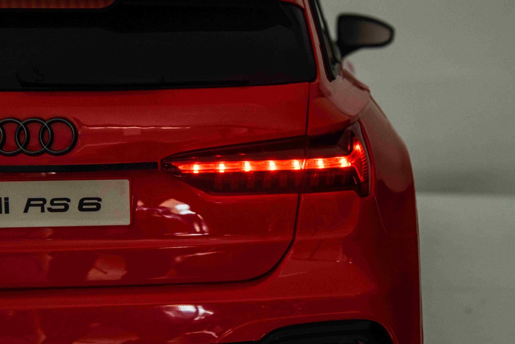 Elektro Kinderfahrzeug Audi RS6, Elektro Kinderauto mit 2x25 Watt, Elektroauto für Kinder zum selber Fahren