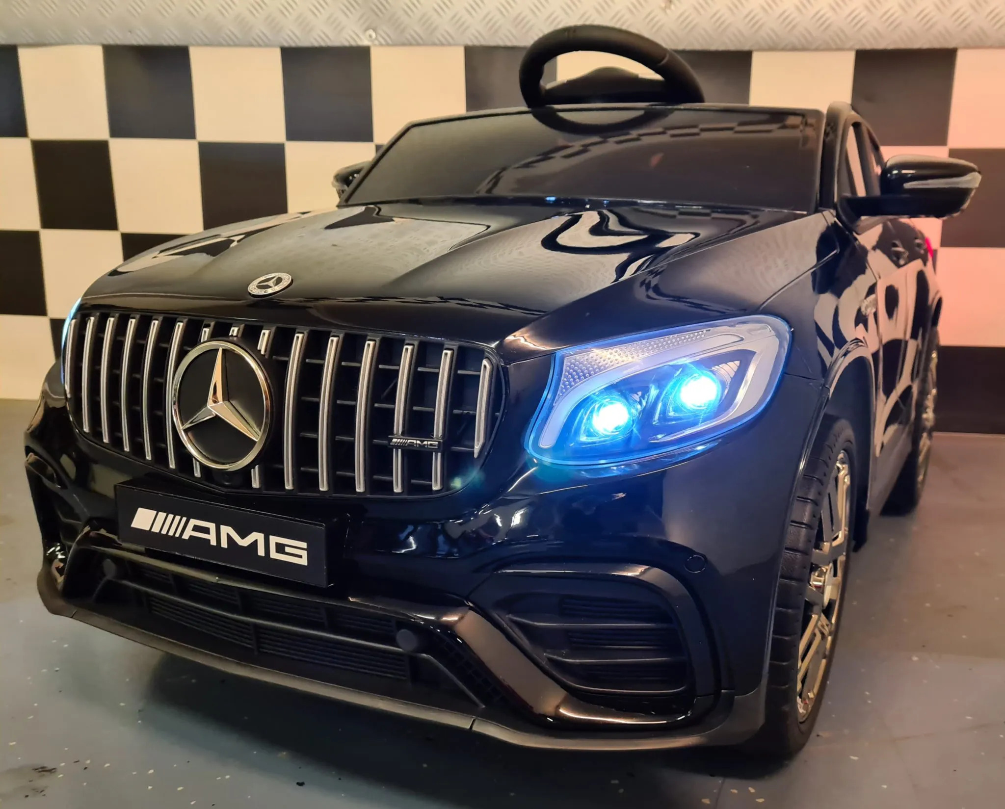 Elektro Kinderauto Mercedes Benz GLC63, Kinderfahrzeug 4x25 Watt Allrad, Elektrisches Kinderfahrzeug