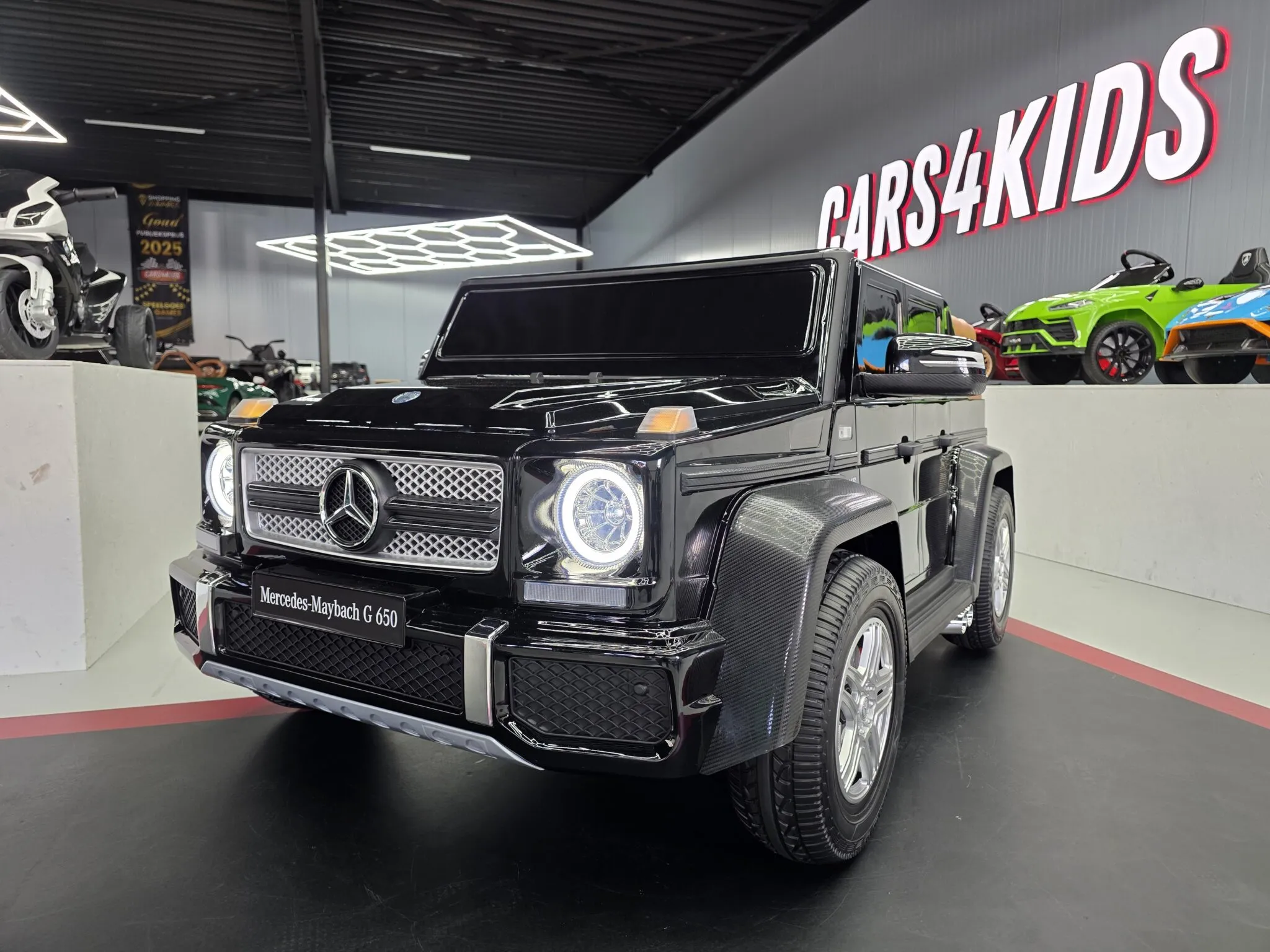 Kinderfahrzeug elektrisch Mercedes Maybach XXL mit MP4, 4 Motoren bis zu 10 km/h, Elektrokinderauto