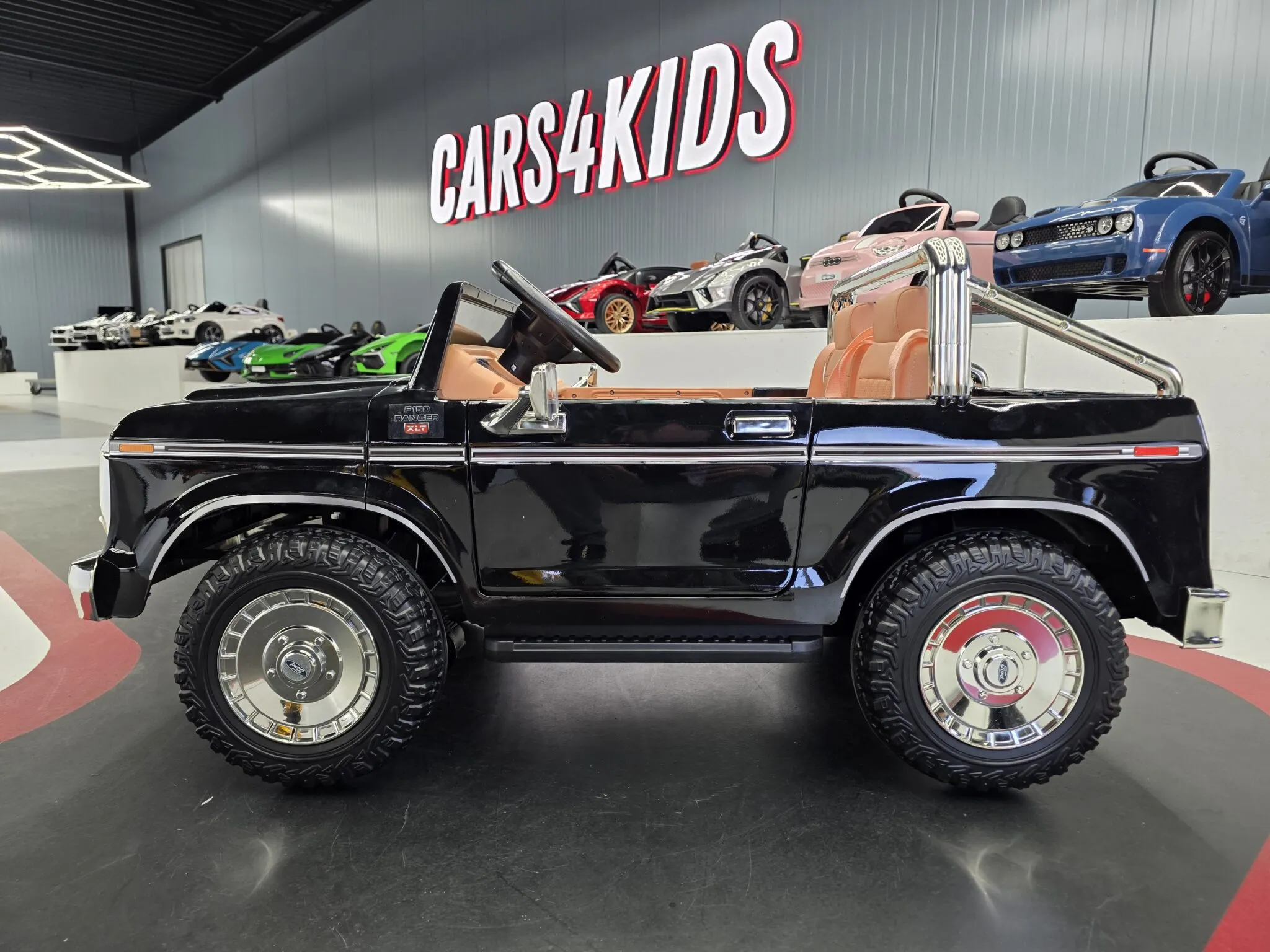 Kinder Elektrofahrzeug Oldtimer Ford F-150 als Zweisitzer und 4 x 80 Watt Allrad, Kinderrauto