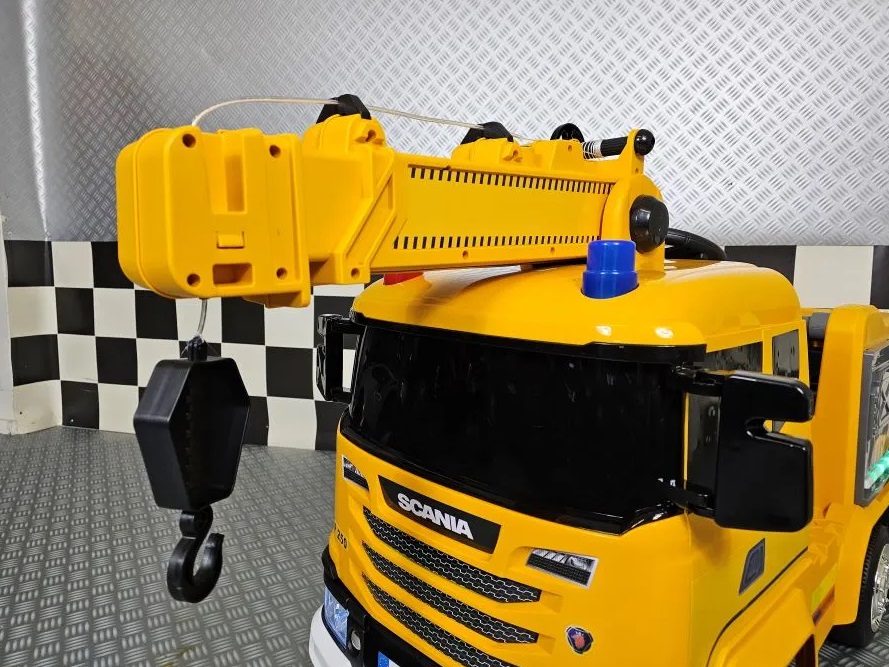 Elektro Kinderfahrzeug Kranauto Feuerwehr, Kranwagen mit Allrad, Einsatzfahrzeug mit Kranarm, Kinder-LKW mit Kranarm