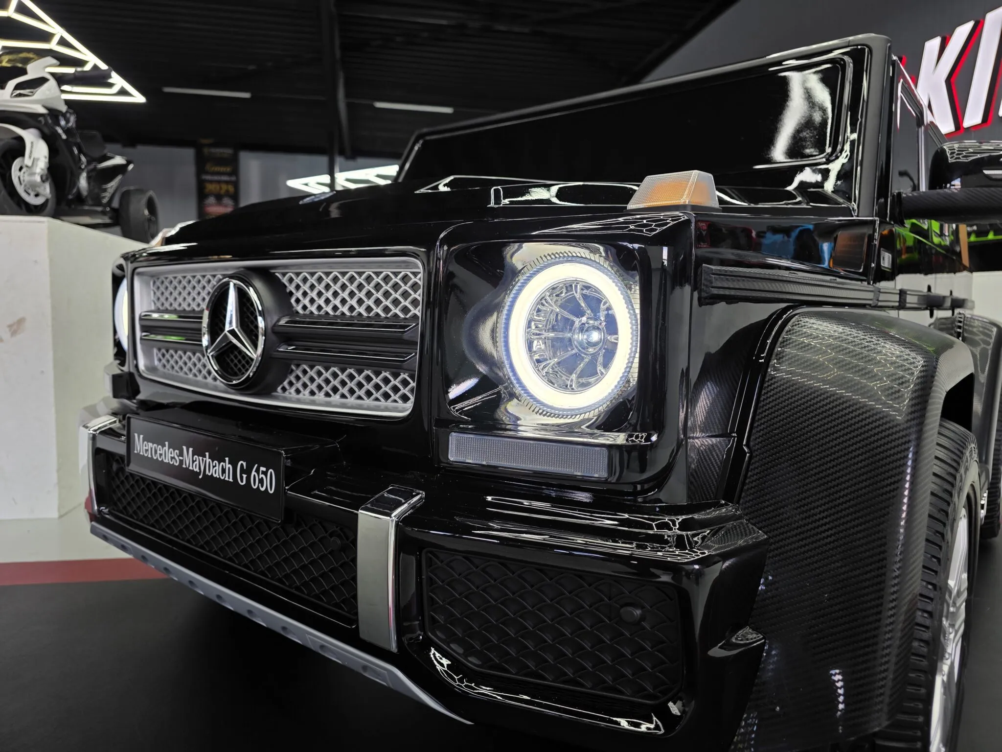 Kinderfahrzeug elektrisch Mercedes Maybach XXL mit MP4, 4 Motoren bis zu 10 km/h, Elektrokinderauto