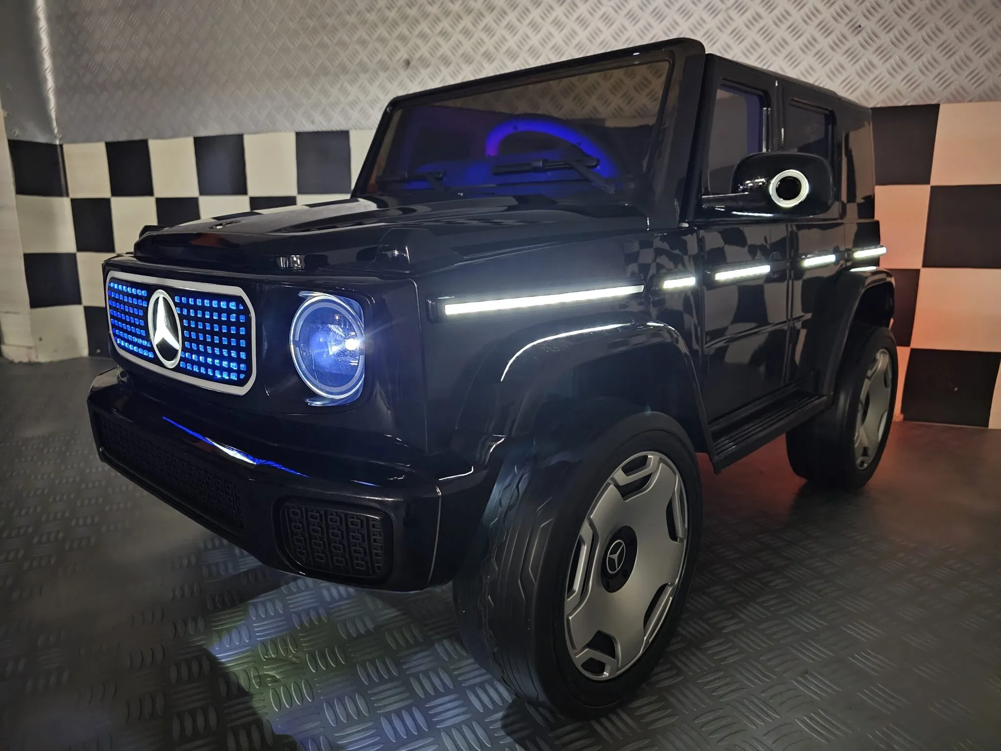 Elektro Kinderfahrzeug - Elektro Auto Mercedes EQG AMG - Allrad 4 Motoren, Elektroauto für Kinder