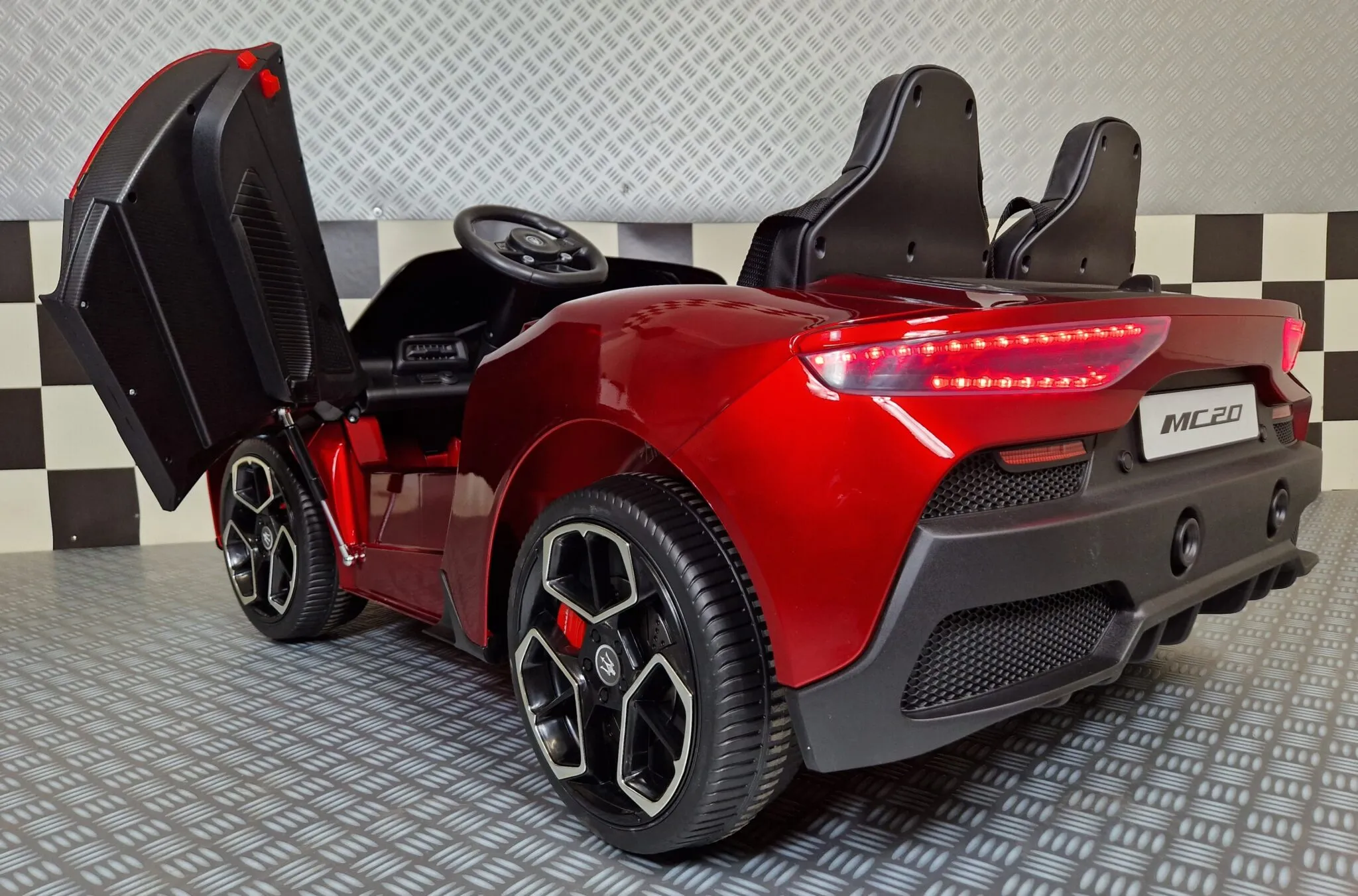 Elektrofahrzeug für Kinder - Kinderfahrzeug Maserati Flügeltüren, Elektroauto Kinderauto, lizenzierter 2-Sitzer, 4x80 Watt