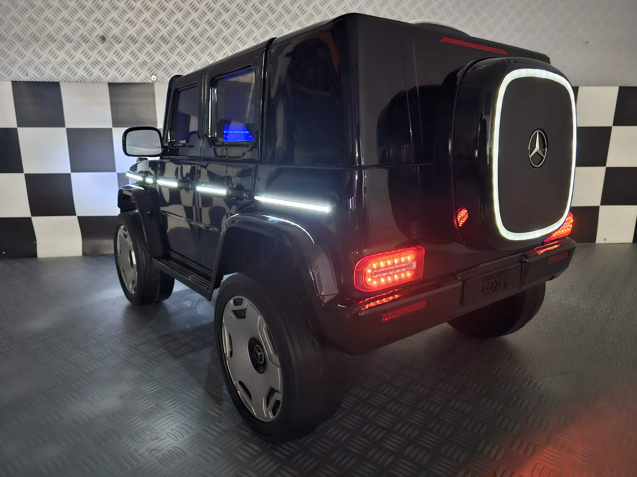 Elektro Kinderfahrzeug - Elektro Auto Mercedes EQG AMG - Allrad 4 Motoren, Elektroauto für Kinder