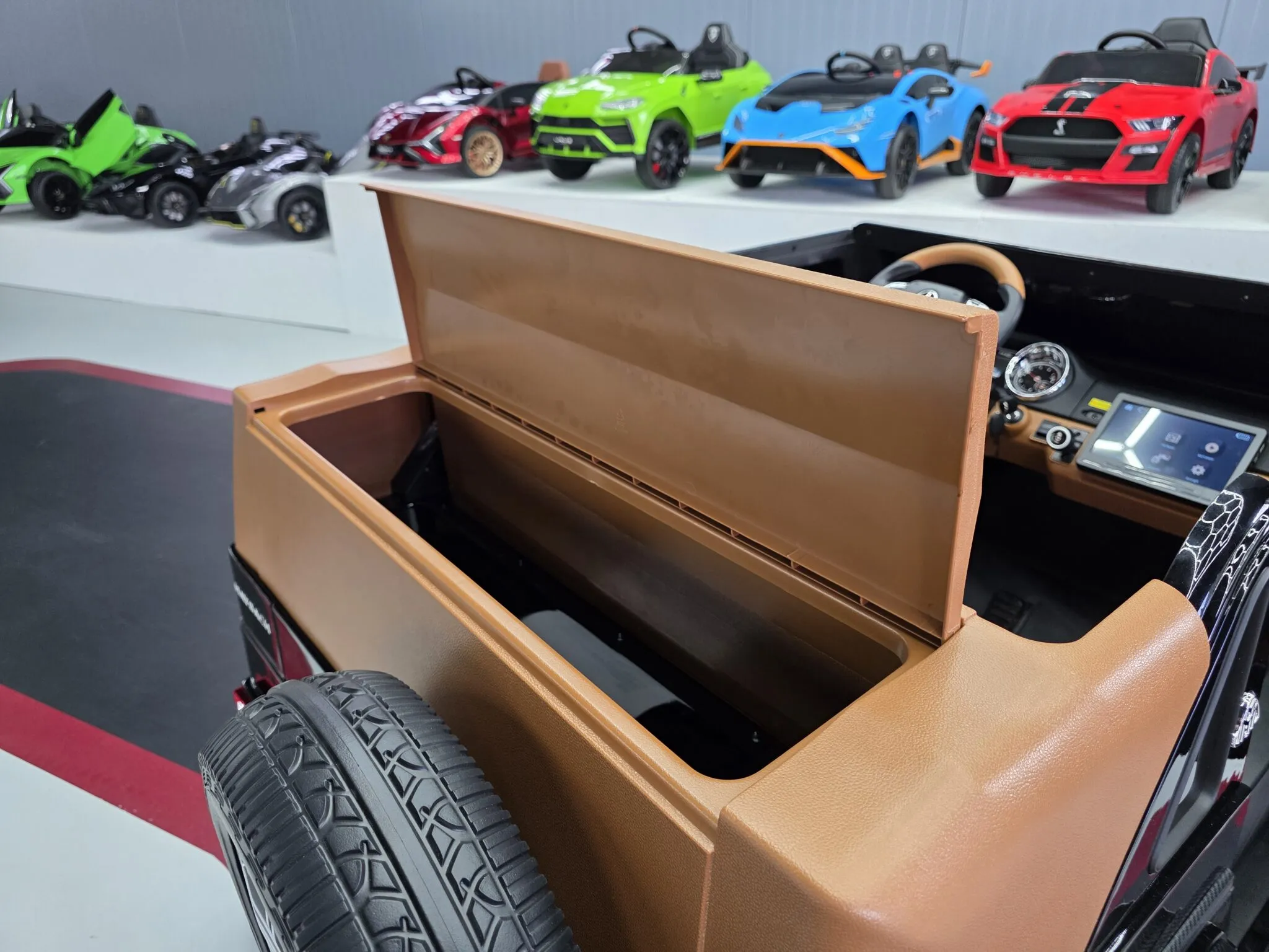 Kinderfahrzeug elektrisch Mercedes Maybach XXL mit MP4, 4 Motoren bis zu 10 km/h, Elektrokinderauto