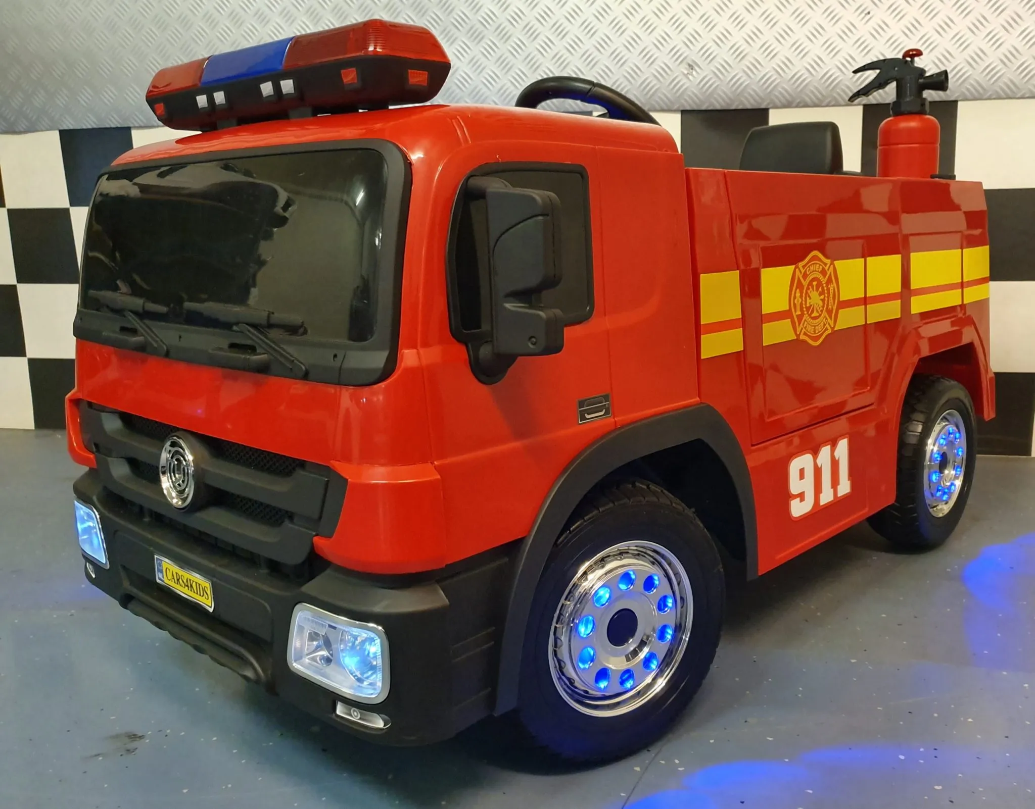 Elektro Kinderauto Feuerwehr - Feuerwehrauto mit Helm, Wasserspritze und Tank
