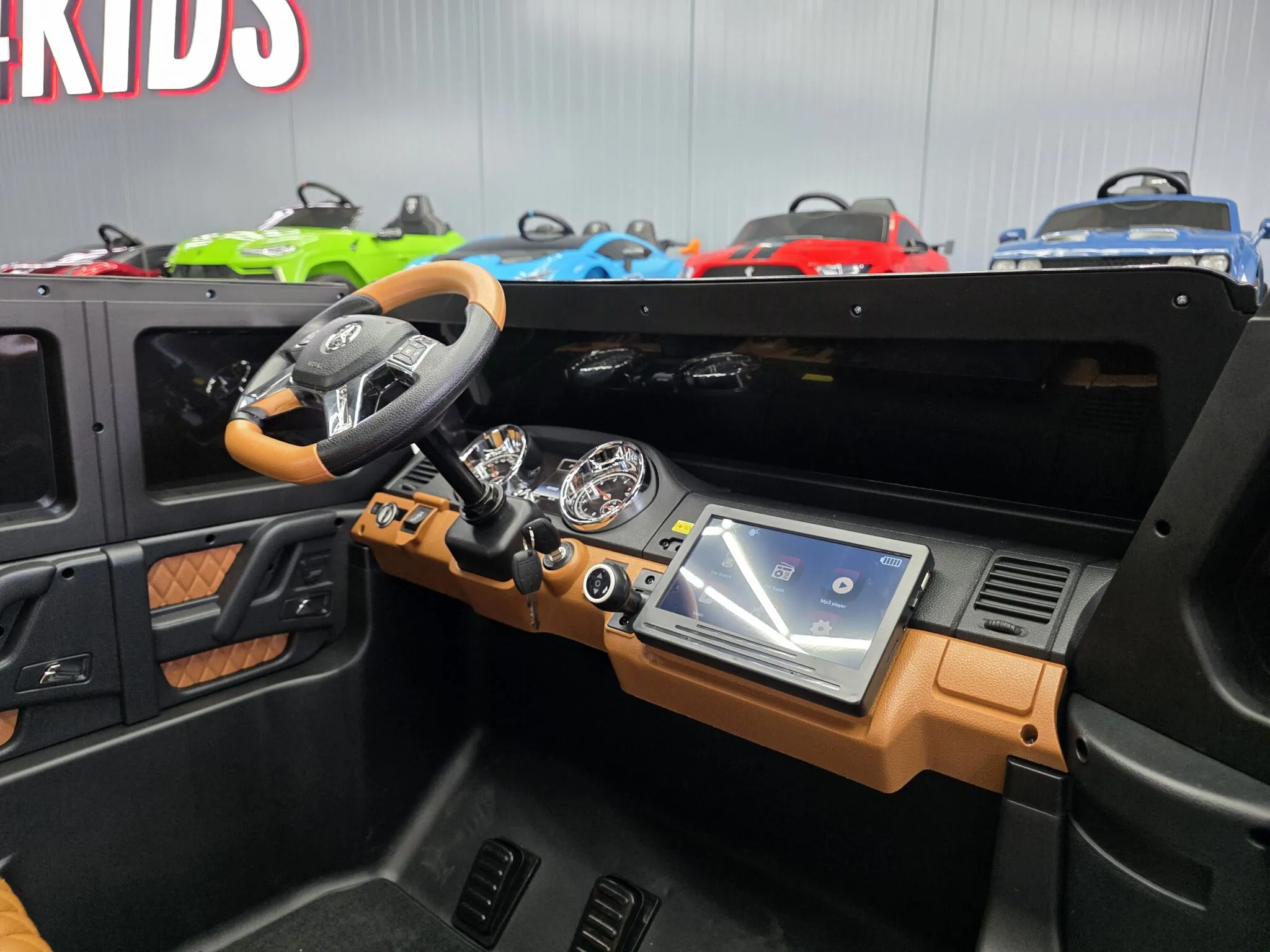 Kinderfahrzeug elektrisch Mercedes Maybach XXL mit MP4, 4 Motoren bis zu 10 km/h, Elektrokinderauto
