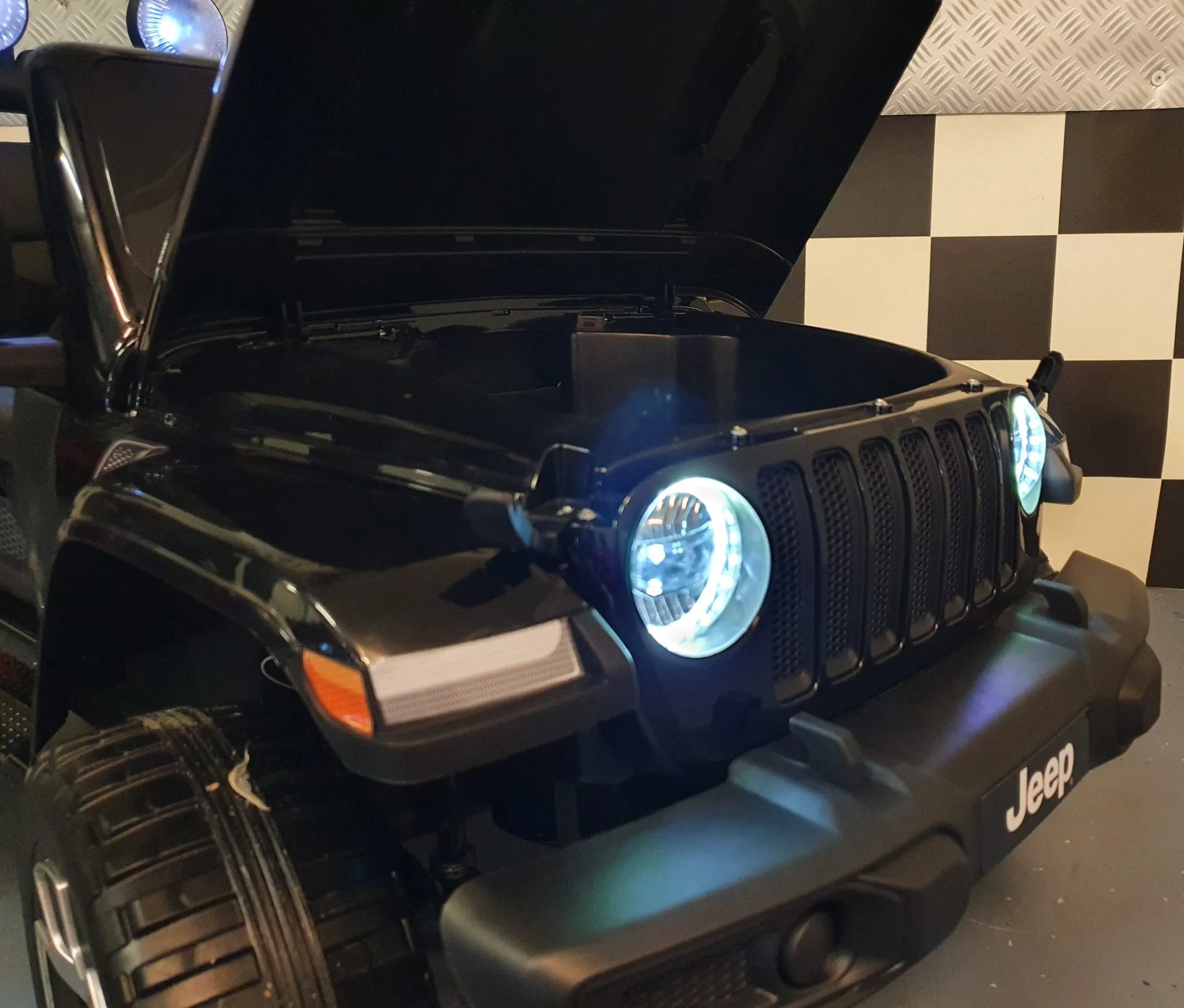 Elektro Kinderauto Jeep Wrangler Rubicon Allrad, 4x35 Watt, Elektro-Kinderfahrzeug