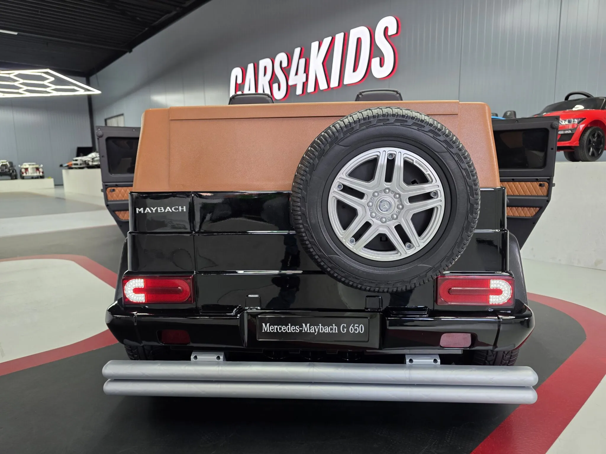 Kinderfahrzeug elektrisch Mercedes Maybach XXL mit MP4, 4 Motoren bis zu 10 km/h, Elektrokinderauto