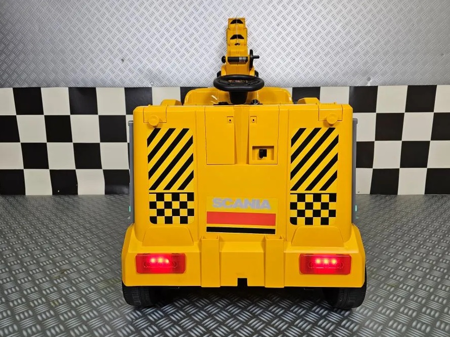 Elektro Kinderfahrzeug Kranauto Feuerwehr, Kranwagen mit Allrad, Einsatzfahrzeug mit Kranarm, Kinder-LKW mit Kranarm